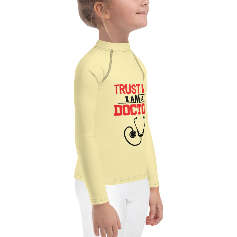 TRUST ME I AM A DOCTOR - Kids Rash Guard