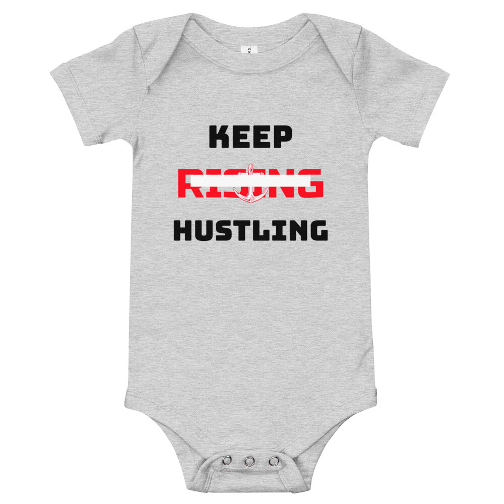 KEEP RISING HUSTLING - Baby short sleeve one piece